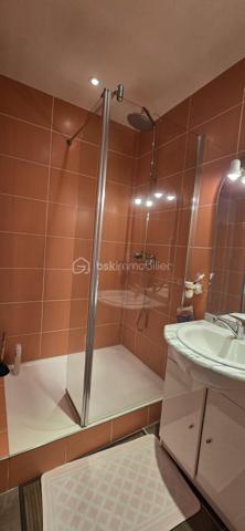 Découvrez cette charmante maison de caractère de 220 m², située à Assat, qui allie le cachet de 1900 au confort moderne. Idéalement placée à moins de 20 minutes du centre de Pau, elle se trouve à proximité des écoles, de la mairie et des commerces, un cadre parfait pour une vie de famille.
Une maison spacieuse et chaleureuse
Au rez-de-chaussée, vous découvrirez :
●Un séjour lumineux de 33 m²
●Une salle à manger avec un poêleàbois, idéale pour des moments conviviaux
●Une cuisine
●Une salle de bain avec toilettes
●Une buanderie pratique
•À l’étage :
●Cinq grandes chambres lumineuses (15 à 20 m²)
●Une salle d’eau
●Des toilettes indépendantes
●Un dressing
●Un grand grenier aménageable, offrant encore de belles possibilités d’aménagement
●Un atout supplémentaire : un gîte indépendant attenant a la maison:
●Une cuisine
●Une salle d’eau, toilettes
●Une grande chambre
●Idéal pour accueillir famille et amis ou pour générer un revenu locatif.
#Extérieurs et dépendances
À l’extérieur, vous profiterez :
●D’une magnifique piscine sécurisée avec terrasse
●D’une grange de plus de 150 m², pouvant accueillir plusieurs véhicules ou être transformée selon vos projets
●D’un grand jardin à l’arrière, actuellement utilisé pour des poules
●D’un puits avec pompe, permettant un arrosage économique
Confort et équipements
Panneaux solaires
Fosse septique
✨ Une propriété pleine de charme et de potentiel, à découvrir sans tarder.