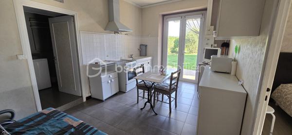 Découvrez cette charmante maison de caractère de 220 m², située à Assat, qui allie le cachet de 1900 au confort moderne. Idéalement placée à moins de 20 minutes du centre de Pau, elle se trouve à proximité des écoles, de la mairie et des commerces, un cadre parfait pour une vie de famille.
Une maison spacieuse et chaleureuse
Au rez-de-chaussée, vous découvrirez :
●Un séjour lumineux de 33 m²
●Une salle à manger avec un poêleàbois, idéale pour des moments conviviaux
●Une cuisine
●Une salle de bain avec toilettes
●Une buanderie pratique
•À l’étage :
●Cinq grandes chambres lumineuses (15 à 20 m²)
●Une salle d’eau
●Des toilettes indépendantes
●Un dressing
●Un grand grenier aménageable, offrant encore de belles possibilités d’aménagement
●Un atout supplémentaire : un gîte indépendant attenant a la maison:
●Une cuisine
●Une salle d’eau, toilettes
●Une grande chambre
●Idéal pour accueillir famille et amis ou pour générer un revenu locatif.
#Extérieurs et dépendances
À l’extérieur, vous profiterez :
●D’une magnifique piscine sécurisée avec terrasse
●D’une grange de plus de 150 m², pouvant accueillir plusieurs véhicules ou être transformée selon vos projets
●D’un grand jardin à l’arrière, actuellement utilisé pour des poules
●D’un puits avec pompe, permettant un arrosage économique
Confort et équipements
Panneaux solaires
Fosse septique
✨ Une propriété pleine de charme et de potentiel, à découvrir sans tarder.