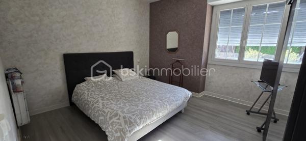 Découvrez cette charmante maison de caractère de 220 m², située à Assat, qui allie le cachet de 1900 au confort moderne. Idéalement placée à moins de 20 minutes du centre de Pau, elle se trouve à proximité des écoles, de la mairie et des commerces, un cadre parfait pour une vie de famille.
Une maison spacieuse et chaleureuse
Au rez-de-chaussée, vous découvrirez :
●Un séjour lumineux de 33 m²
●Une salle à manger avec un poêleàbois, idéale pour des moments conviviaux
●Une cuisine
●Une salle de bain avec toilettes
●Une buanderie pratique
•À l’étage :
●Cinq grandes chambres lumineuses (15 à 20 m²)
●Une salle d’eau
●Des toilettes indépendantes
●Un dressing
●Un grand grenier aménageable, offrant encore de belles possibilités d’aménagement
●Un atout supplémentaire : un gîte indépendant attenant a la maison:
●Une cuisine
●Une salle d’eau, toilettes
●Une grande chambre
●Idéal pour accueillir famille et amis ou pour générer un revenu locatif.
#Extérieurs et dépendances
À l’extérieur, vous profiterez :
●D’une magnifique piscine sécurisée avec terrasse
●D’une grange de plus de 150 m², pouvant accueillir plusieurs véhicules ou être transformée selon vos projets
●D’un grand jardin à l’arrière, actuellement utilisé pour des poules
●D’un puits avec pompe, permettant un arrosage économique
Confort et équipements
Panneaux solaires
Fosse septique
✨ Une propriété pleine de charme et de potentiel, à découvrir sans tarder.