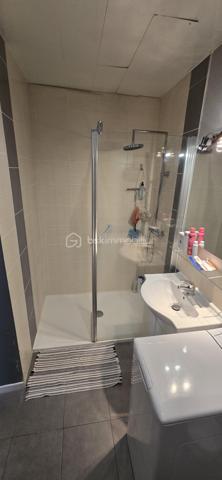 Découvrez cette charmante maison de caractère de 220 m², située à Assat, qui allie le cachet de 1900 au confort moderne. Idéalement placée à moins de 20 minutes du centre de Pau, elle se trouve à proximité des écoles, de la mairie et des commerces, un cadre parfait pour une vie de famille.
Une maison spacieuse et chaleureuse
Au rez-de-chaussée, vous découvrirez :
●Un séjour lumineux de 33 m²
●Une salle à manger avec un poêleàbois, idéale pour des moments conviviaux
●Une cuisine
●Une salle de bain avec toilettes
●Une buanderie pratique
•À l’étage :
●Cinq grandes chambres lumineuses (15 à 20 m²)
●Une salle d’eau
●Des toilettes indépendantes
●Un dressing
●Un grand grenier aménageable, offrant encore de belles possibilités d’aménagement
●Un atout supplémentaire : un gîte indépendant attenant a la maison:
●Une cuisine
●Une salle d’eau, toilettes
●Une grande chambre
●Idéal pour accueillir famille et amis ou pour générer un revenu locatif.
#Extérieurs et dépendances
À l’extérieur, vous profiterez :
●D’une magnifique piscine sécurisée avec terrasse
●D’une grange de plus de 150 m², pouvant accueillir plusieurs véhicules ou être transformée selon vos projets
●D’un grand jardin à l’arrière, actuellement utilisé pour des poules
●D’un puits avec pompe, permettant un arrosage économique
Confort et équipements
Panneaux solaires
Fosse septique
✨ Une propriété pleine de charme et de potentiel, à découvrir sans tarder.