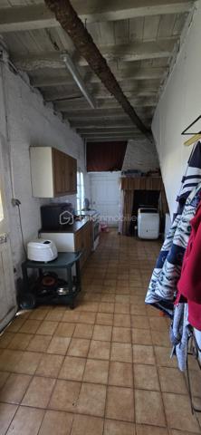 Découvrez cette charmante maison de caractère de 220 m², située à Assat, qui allie le cachet de 1900 au confort moderne. Idéalement placée à moins de 20 minutes du centre de Pau, elle se trouve à proximité des écoles, de la mairie et des commerces, un cadre parfait pour une vie de famille.
Une maison spacieuse et chaleureuse
Au rez-de-chaussée, vous découvrirez :
●Un séjour lumineux de 33 m²
●Une salle à manger avec un poêleàbois, idéale pour des moments conviviaux
●Une cuisine
●Une salle de bain avec toilettes
●Une buanderie pratique
•À l’étage :
●Cinq grandes chambres lumineuses (15 à 20 m²)
●Une salle d’eau
●Des toilettes indépendantes
●Un dressing
●Un grand grenier aménageable, offrant encore de belles possibilités d’aménagement
●Un atout supplémentaire : un gîte indépendant attenant a la maison:
●Une cuisine
●Une salle d’eau, toilettes
●Une grande chambre
●Idéal pour accueillir famille et amis ou pour générer un revenu locatif.
#Extérieurs et dépendances
À l’extérieur, vous profiterez :
●D’une magnifique piscine sécurisée avec terrasse
●D’une grange de plus de 150 m², pouvant accueillir plusieurs véhicules ou être transformée selon vos projets
●D’un grand jardin à l’arrière, actuellement utilisé pour des poules
●D’un puits avec pompe, permettant un arrosage économique
Confort et équipements
Panneaux solaires
Fosse septique
✨ Une propriété pleine de charme et de potentiel, à découvrir sans tarder.