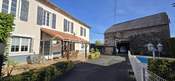 Découvrez cette charmante maison de caractère de 220 m², située à Assat, qui allie le cachet de 1900 au confort moderne. Idéalement placée à moins de 20 minutes du centre de Pau, elle se trouve à proximité des écoles, de la mairie et des commerces, un cadre parfait pour une vie de famille.
Une maison spacieuse et chaleureuse
Au rez-de-chaussée, vous découvrirez :
●Un séjour lumineux de 33 m²
●Une salle à manger avec un poêleàbois, idéale pour des moments conviviaux
●Une cuisine
●Une salle de bain avec toilettes
●Une buanderie pratique
•À l’étage :
●Cinq grandes chambres lumineuses (15 à 20 m²)
●Une salle d’eau
●Des toilettes indépendantes
●Un dressing
●Un grand grenier aménageable, offrant encore de belles possibilités d’aménagement
●Un atout supplémentaire : un gîte indépendant attenant a la maison:
●Une cuisine
●Une salle d’eau, toilettes
●Une grande chambre
●Idéal pour accueillir famille et amis ou pour générer un revenu locatif.
#Extérieurs et dépendances
À l’extérieur, vous profiterez :
●D’une magnifique piscine sécurisée avec terrasse
●D’une grange de plus de 150 m², pouvant accueillir plusieurs véhicules ou être transformée selon vos projets
●D’un grand jardin à l’arrière, actuellement utilisé pour des poules
●D’un puits avec pompe, permettant un arrosage économique
Confort et équipements
Panneaux solaires
Fosse septique
✨ Une propriété pleine de charme et de potentiel, à découvrir sans tarder.