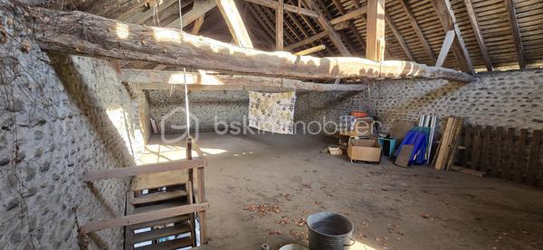 Découvrez cette charmante maison de caractère de 220 m², située à Assat, qui allie le cachet de 1900 au confort moderne. Idéalement placée à moins de 20 minutes du centre de Pau, elle se trouve à proximité des écoles, de la mairie et des commerces, un cadre parfait pour une vie de famille.
Une maison spacieuse et chaleureuse
Au rez-de-chaussée, vous découvrirez :
●Un séjour lumineux de 33 m²
●Une salle à manger avec un poêleàbois, idéale pour des moments conviviaux
●Une cuisine
●Une salle de bain avec toilettes
●Une buanderie pratique
•À l’étage :
●Cinq grandes chambres lumineuses (15 à 20 m²)
●Une salle d’eau
●Des toilettes indépendantes
●Un dressing
●Un grand grenier aménageable, offrant encore de belles possibilités d’aménagement
●Un atout supplémentaire : un gîte indépendant attenant a la maison:
●Une cuisine
●Une salle d’eau, toilettes
●Une grande chambre
●Idéal pour accueillir famille et amis ou pour générer un revenu locatif.
#Extérieurs et dépendances
À l’extérieur, vous profiterez :
●D’une magnifique piscine sécurisée avec terrasse
●D’une grange de plus de 150 m², pouvant accueillir plusieurs véhicules ou être transformée selon vos projets
●D’un grand jardin à l’arrière, actuellement utilisé pour des poules
●D’un puits avec pompe, permettant un arrosage économique
Confort et équipements
Panneaux solaires
Fosse septique
✨ Une propriété pleine de charme et de potentiel, à découvrir sans tarder.