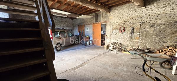 Découvrez cette charmante maison de caractère de 220 m², située à Assat, qui allie le cachet de 1900 au confort moderne. Idéalement placée à moins de 20 minutes du centre de Pau, elle se trouve à proximité des écoles, de la mairie et des commerces, un cadre parfait pour une vie de famille.
Une maison spacieuse et chaleureuse
Au rez-de-chaussée, vous découvrirez :
●Un séjour lumineux de 33 m²
●Une salle à manger avec un poêleàbois, idéale pour des moments conviviaux
●Une cuisine
●Une salle de bain avec toilettes
●Une buanderie pratique
•À l’étage :
●Cinq grandes chambres lumineuses (15 à 20 m²)
●Une salle d’eau
●Des toilettes indépendantes
●Un dressing
●Un grand grenier aménageable, offrant encore de belles possibilités d’aménagement
●Un atout supplémentaire : un gîte indépendant attenant a la maison:
●Une cuisine
●Une salle d’eau, toilettes
●Une grande chambre
●Idéal pour accueillir famille et amis ou pour générer un revenu locatif.
#Extérieurs et dépendances
À l’extérieur, vous profiterez :
●D’une magnifique piscine sécurisée avec terrasse
●D’une grange de plus de 150 m², pouvant accueillir plusieurs véhicules ou être transformée selon vos projets
●D’un grand jardin à l’arrière, actuellement utilisé pour des poules
●D’un puits avec pompe, permettant un arrosage économique
Confort et équipements
Panneaux solaires
Fosse septique
✨ Une propriété pleine de charme et de potentiel, à découvrir sans tarder.