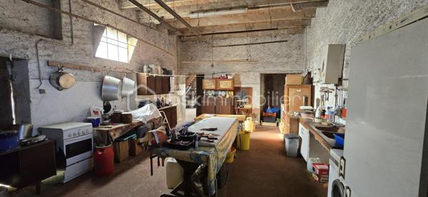 Découvrez cette charmante maison de caractère de 220 m², située à Assat, qui allie le cachet de 1900 au confort moderne. Idéalement placée à moins de 20 minutes du centre de Pau, elle se trouve à proximité des écoles, de la mairie et des commerces, un cadre parfait pour une vie de famille.
Une maison spacieuse et chaleureuse
Au rez-de-chaussée, vous découvrirez :
●Un séjour lumineux de 33 m²
●Une salle à manger avec un poêleàbois, idéale pour des moments conviviaux
●Une cuisine
●Une salle de bain avec toilettes
●Une buanderie pratique
•À l’étage :
●Cinq grandes chambres lumineuses (15 à 20 m²)
●Une salle d’eau
●Des toilettes indépendantes
●Un dressing
●Un grand grenier aménageable, offrant encore de belles possibilités d’aménagement
●Un atout supplémentaire : un gîte indépendant attenant a la maison:
●Une cuisine
●Une salle d’eau, toilettes
●Une grande chambre
●Idéal pour accueillir famille et amis ou pour générer un revenu locatif.
#Extérieurs et dépendances
À l’extérieur, vous profiterez :
●D’une magnifique piscine sécurisée avec terrasse
●D’une grange de plus de 150 m², pouvant accueillir plusieurs véhicules ou être transformée selon vos projets
●D’un grand jardin à l’arrière, actuellement utilisé pour des poules
●D’un puits avec pompe, permettant un arrosage économique
Confort et équipements
Panneaux solaires
Fosse septique
✨ Une propriété pleine de charme et de potentiel, à découvrir sans tarder.