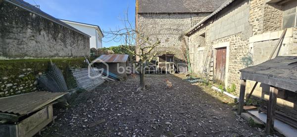 Découvrez cette charmante maison de caractère de 220 m², située à Assat, qui allie le cachet de 1900 au confort moderne. Idéalement placée à moins de 20 minutes du centre de Pau, elle se trouve à proximité des écoles, de la mairie et des commerces, un cadre parfait pour une vie de famille.
Une maison spacieuse et chaleureuse
Au rez-de-chaussée, vous découvrirez :
●Un séjour lumineux de 33 m²
●Une salle à manger avec un poêleàbois, idéale pour des moments conviviaux
●Une cuisine
●Une salle de bain avec toilettes
●Une buanderie pratique
•À l’étage :
●Cinq grandes chambres lumineuses (15 à 20 m²)
●Une salle d’eau
●Des toilettes indépendantes
●Un dressing
●Un grand grenier aménageable, offrant encore de belles possibilités d’aménagement
●Un atout supplémentaire : un gîte indépendant attenant a la maison:
●Une cuisine
●Une salle d’eau, toilettes
●Une grande chambre
●Idéal pour accueillir famille et amis ou pour générer un revenu locatif.
#Extérieurs et dépendances
À l’extérieur, vous profiterez :
●D’une magnifique piscine sécurisée avec terrasse
●D’une grange de plus de 150 m², pouvant accueillir plusieurs véhicules ou être transformée selon vos projets
●D’un grand jardin à l’arrière, actuellement utilisé pour des poules
●D’un puits avec pompe, permettant un arrosage économique
Confort et équipements
Panneaux solaires
Fosse septique
✨ Une propriété pleine de charme et de potentiel, à découvrir sans tarder.