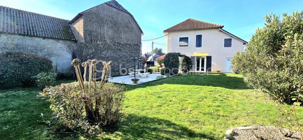 Découvrez cette charmante maison de caractère de 220 m², située à Assat, qui allie le cachet de 1900 au confort moderne. Idéalement placée à moins de 20 minutes du centre de Pau, elle se trouve à proximité des écoles, de la mairie et des commerces, un cadre parfait pour une vie de famille.
Une maison spacieuse et chaleureuse
Au rez-de-chaussée, vous découvrirez :
●Un séjour lumineux de 33 m²
●Une salle à manger avec un poêleàbois, idéale pour des moments conviviaux
●Une cuisine
●Une salle de bain avec toilettes
●Une buanderie pratique
•À l’étage :
●Cinq grandes chambres lumineuses (15 à 20 m²)
●Une salle d’eau
●Des toilettes indépendantes
●Un dressing
●Un grand grenier aménageable, offrant encore de belles possibilités d’aménagement
●Un atout supplémentaire : un gîte indépendant attenant a la maison:
●Une cuisine
●Une salle d’eau, toilettes
●Une grande chambre
●Idéal pour accueillir famille et amis ou pour générer un revenu locatif.
#Extérieurs et dépendances
À l’extérieur, vous profiterez :
●D’une magnifique piscine sécurisée avec terrasse
●D’une grange de plus de 150 m², pouvant accueillir plusieurs véhicules ou être transformée selon vos projets
●D’un grand jardin à l’arrière, actuellement utilisé pour des poules
●D’un puits avec pompe, permettant un arrosage économique
Confort et équipements
Panneaux solaires
Fosse septique
✨ Une propriété pleine de charme et de potentiel, à découvrir sans tarder.