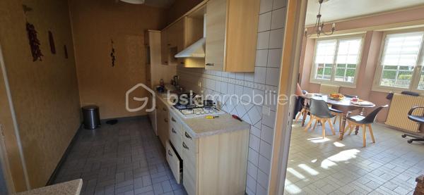 Découvrez cette charmante maison de caractère de 220 m², située à Assat, qui allie le cachet de 1900 au confort moderne. Idéalement placée à moins de 20 minutes du centre de Pau, elle se trouve à proximité des écoles, de la mairie et des commerces, un cadre parfait pour une vie de famille.
Une maison spacieuse et chaleureuse
Au rez-de-chaussée, vous découvrirez :
●Un séjour lumineux de 33 m²
●Une salle à manger avec un poêleàbois, idéale pour des moments conviviaux
●Une cuisine
●Une salle de bain avec toilettes
●Une buanderie pratique
•À l’étage :
●Cinq grandes chambres lumineuses (15 à 20 m²)
●Une salle d’eau
●Des toilettes indépendantes
●Un dressing
●Un grand grenier aménageable, offrant encore de belles possibilités d’aménagement
●Un atout supplémentaire : un gîte indépendant attenant a la maison:
●Une cuisine
●Une salle d’eau, toilettes
●Une grande chambre
●Idéal pour accueillir famille et amis ou pour générer un revenu locatif.
#Extérieurs et dépendances
À l’extérieur, vous profiterez :
●D’une magnifique piscine sécurisée avec terrasse
●D’une grange de plus de 150 m², pouvant accueillir plusieurs véhicules ou être transformée selon vos projets
●D’un grand jardin à l’arrière, actuellement utilisé pour des poules
●D’un puits avec pompe, permettant un arrosage économique
Confort et équipements
Panneaux solaires
Fosse septique
✨ Une propriété pleine de charme et de potentiel, à découvrir sans tarder.