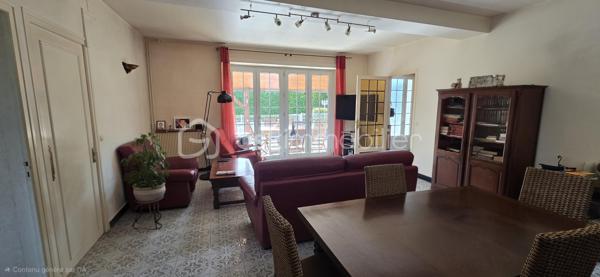 Découvrez cette charmante maison de caractère de 220 m², située à Assat, qui allie le cachet de 1900 au confort moderne. Idéalement placée à moins de 20 minutes du centre de Pau, elle se trouve à proximité des écoles, de la mairie et des commerces, un cadre parfait pour une vie de famille.
Une maison spacieuse et chaleureuse
Au rez-de-chaussée, vous découvrirez :
●Un séjour lumineux de 33 m²
●Une salle à manger avec un poêleàbois, idéale pour des moments conviviaux
●Une cuisine
●Une salle de bain avec toilettes
●Une buanderie pratique
•À l’étage :
●Cinq grandes chambres lumineuses (15 à 20 m²)
●Une salle d’eau
●Des toilettes indépendantes
●Un dressing
●Un grand grenier aménageable, offrant encore de belles possibilités d’aménagement
●Un atout supplémentaire : un gîte indépendant attenant a la maison:
●Une cuisine
●Une salle d’eau, toilettes
●Une grande chambre
●Idéal pour accueillir famille et amis ou pour générer un revenu locatif.
#Extérieurs et dépendances
À l’extérieur, vous profiterez :
●D’une magnifique piscine sécurisée avec terrasse
●D’une grange de plus de 150 m², pouvant accueillir plusieurs véhicules ou être transformée selon vos projets
●D’un grand jardin à l’arrière, actuellement utilisé pour des poules
●D’un puits avec pompe, permettant un arrosage économique
Confort et équipements
Panneaux solaires
Fosse septique
✨ Une propriété pleine de charme et de potentiel, à découvrir sans tarder.