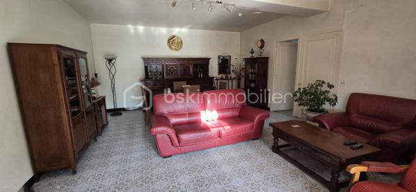 Découvrez cette charmante maison de caractère de 220 m², située à Assat, qui allie le cachet de 1900 au confort moderne. Idéalement placée à moins de 20 minutes du centre de Pau, elle se trouve à proximité des écoles, de la mairie et des commerces, un cadre parfait pour une vie de famille.
Une maison spacieuse et chaleureuse
Au rez-de-chaussée, vous découvrirez :
●Un séjour lumineux de 33 m²
●Une salle à manger avec un poêleàbois, idéale pour des moments conviviaux
●Une cuisine
●Une salle de bain avec toilettes
●Une buanderie pratique
•À l’étage :
●Cinq grandes chambres lumineuses (15 à 20 m²)
●Une salle d’eau
●Des toilettes indépendantes
●Un dressing
●Un grand grenier aménageable, offrant encore de belles possibilités d’aménagement
●Un atout supplémentaire : un gîte indépendant attenant a la maison:
●Une cuisine
●Une salle d’eau, toilettes
●Une grande chambre
●Idéal pour accueillir famille et amis ou pour générer un revenu locatif.
#Extérieurs et dépendances
À l’extérieur, vous profiterez :
●D’une magnifique piscine sécurisée avec terrasse
●D’une grange de plus de 150 m², pouvant accueillir plusieurs véhicules ou être transformée selon vos projets
●D’un grand jardin à l’arrière, actuellement utilisé pour des poules
●D’un puits avec pompe, permettant un arrosage économique
Confort et équipements
Panneaux solaires
Fosse septique
✨ Une propriété pleine de charme et de potentiel, à découvrir sans tarder.