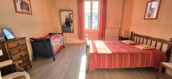 Découvrez cette charmante maison de caractère de 220 m², située à Assat, qui allie le cachet de 1900 au confort moderne. Idéalement placée à moins de 20 minutes du centre de Pau, elle se trouve à proximité des écoles, de la mairie et des commerces, un cadre parfait pour une vie de famille.
Une maison spacieuse et chaleureuse
Au rez-de-chaussée, vous découvrirez :
●Un séjour lumineux de 33 m²
●Une salle à manger avec un poêleàbois, idéale pour des moments conviviaux
●Une cuisine
●Une salle de bain avec toilettes
●Une buanderie pratique
•À l’étage :
●Cinq grandes chambres lumineuses (15 à 20 m²)
●Une salle d’eau
●Des toilettes indépendantes
●Un dressing
●Un grand grenier aménageable, offrant encore de belles possibilités d’aménagement
●Un atout supplémentaire : un gîte indépendant attenant a la maison:
●Une cuisine
●Une salle d’eau, toilettes
●Une grande chambre
●Idéal pour accueillir famille et amis ou pour générer un revenu locatif.
#Extérieurs et dépendances
À l’extérieur, vous profiterez :
●D’une magnifique piscine sécurisée avec terrasse
●D’une grange de plus de 150 m², pouvant accueillir plusieurs véhicules ou être transformée selon vos projets
●D’un grand jardin à l’arrière, actuellement utilisé pour des poules
●D’un puits avec pompe, permettant un arrosage économique
Confort et équipements
Panneaux solaires
Fosse septique
✨ Une propriété pleine de charme et de potentiel, à découvrir sans tarder.