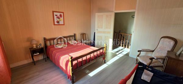 Découvrez cette charmante maison de caractère de 220 m², située à Assat, qui allie le cachet de 1900 au confort moderne. Idéalement placée à moins de 20 minutes du centre de Pau, elle se trouve à proximité des écoles, de la mairie et des commerces, un cadre parfait pour une vie de famille.
Une maison spacieuse et chaleureuse
Au rez-de-chaussée, vous découvrirez :
●Un séjour lumineux de 33 m²
●Une salle à manger avec un poêleàbois, idéale pour des moments conviviaux
●Une cuisine
●Une salle de bain avec toilettes
●Une buanderie pratique
•À l’étage :
●Cinq grandes chambres lumineuses (15 à 20 m²)
●Une salle d’eau
●Des toilettes indépendantes
●Un dressing
●Un grand grenier aménageable, offrant encore de belles possibilités d’aménagement
●Un atout supplémentaire : un gîte indépendant attenant a la maison:
●Une cuisine
●Une salle d’eau, toilettes
●Une grande chambre
●Idéal pour accueillir famille et amis ou pour générer un revenu locatif.
#Extérieurs et dépendances
À l’extérieur, vous profiterez :
●D’une magnifique piscine sécurisée avec terrasse
●D’une grange de plus de 150 m², pouvant accueillir plusieurs véhicules ou être transformée selon vos projets
●D’un grand jardin à l’arrière, actuellement utilisé pour des poules
●D’un puits avec pompe, permettant un arrosage économique
Confort et équipements
Panneaux solaires
Fosse septique
✨ Une propriété pleine de charme et de potentiel, à découvrir sans tarder.