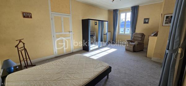 Découvrez cette charmante maison de caractère de 220 m², située à Assat, qui allie le cachet de 1900 au confort moderne. Idéalement placée à moins de 20 minutes du centre de Pau, elle se trouve à proximité des écoles, de la mairie et des commerces, un cadre parfait pour une vie de famille.
Une maison spacieuse et chaleureuse
Au rez-de-chaussée, vous découvrirez :
●Un séjour lumineux de 33 m²
●Une salle à manger avec un poêleàbois, idéale pour des moments conviviaux
●Une cuisine
●Une salle de bain avec toilettes
●Une buanderie pratique
•À l’étage :
●Cinq grandes chambres lumineuses (15 à 20 m²)
●Une salle d’eau
●Des toilettes indépendantes
●Un dressing
●Un grand grenier aménageable, offrant encore de belles possibilités d’aménagement
●Un atout supplémentaire : un gîte indépendant attenant a la maison:
●Une cuisine
●Une salle d’eau, toilettes
●Une grande chambre
●Idéal pour accueillir famille et amis ou pour générer un revenu locatif.
#Extérieurs et dépendances
À l’extérieur, vous profiterez :
●D’une magnifique piscine sécurisée avec terrasse
●D’une grange de plus de 150 m², pouvant accueillir plusieurs véhicules ou être transformée selon vos projets
●D’un grand jardin à l’arrière, actuellement utilisé pour des poules
●D’un puits avec pompe, permettant un arrosage économique
Confort et équipements
Panneaux solaires
Fosse septique
✨ Une propriété pleine de charme et de potentiel, à découvrir sans tarder.