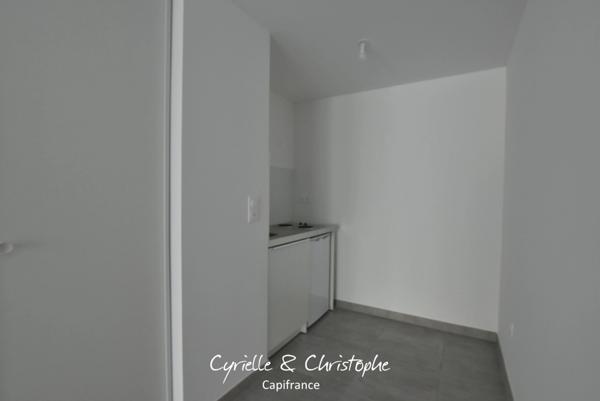 Dpt Hérault (34), à louer MONTPELLIER appartement T1 39m2 avec loggia de 11,6m2 - Dernier étage