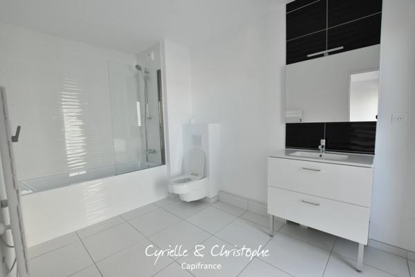 Dpt Hérault (34), à louer MONTPELLIER appartement T1 39m2 avec loggia de 11,6m2 - Dernier étage