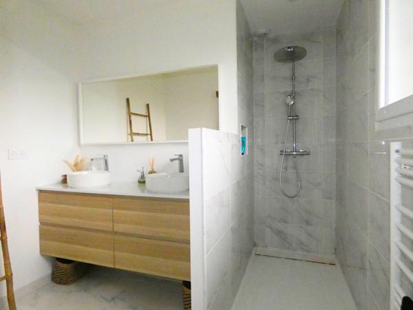 Maison rénovée de 118 m² située près des axes routiers principaux et 15 km de Laval