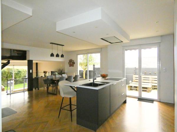 Maison rénovée de 118 m² située près des axes routiers principaux et 15 km de Laval