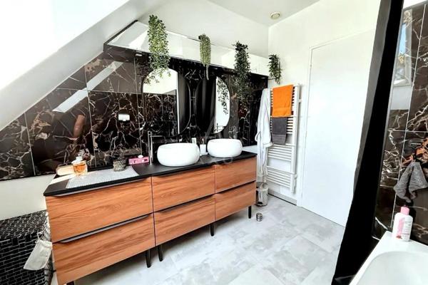 À VENDRE  Superbe maison familiale au cur du Lac de Maine  Angers