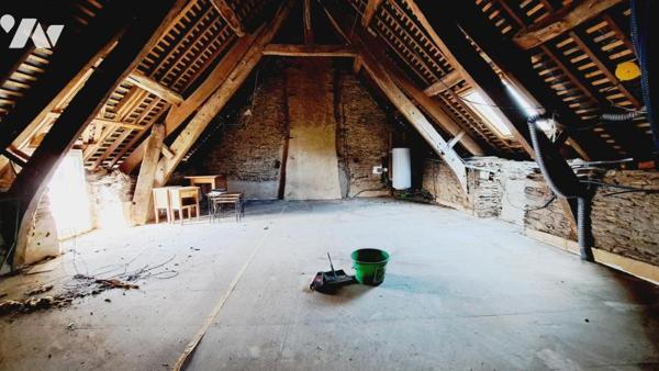 Jolie maison construite en pierre à rénover située sur la commune de GUER ( St Raoul ) 