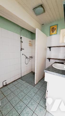 Jolie maison construite en pierre à rénover située sur la commune de GUER ( St Raoul ) 