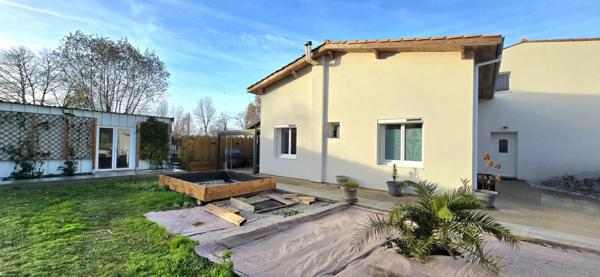 Maison entièrement rénovée avec double garage et piscine