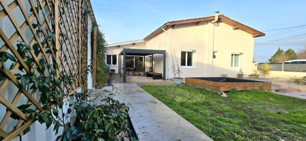 Maison entièrement rénovée avec double garage et piscine