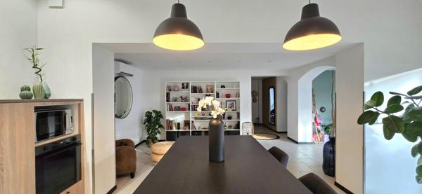 Maison entièrement rénovée avec double garage et piscine