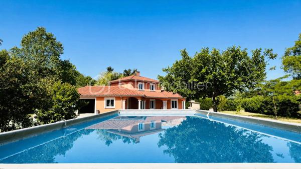 CELINE H IMMO et VINCENT PR IMMO  présente cette belle maison familiale sur terrain arboré de 1 900 m² environ.
MARCOLLIN (38270) – À 5 min de Beaurepaire, 25 min de Vienne et Chanas
située dans un environnement résidentiel calme et agréable, cette charmante maison familiale offre de beaux volumes et un cadre de vie idéal.

D’une superficie généreuse 140m2 environ, elle se compose de :
- 4 chambres spacieuses avec placard, dont une au rdc, parfaites pour accueillir toute la famille
- Un double séjour lumineux, offrant un bel espace de vie convivial
- Une cuisine fonctionnelle ouverte sur l’extérieur
- Un double garage avec accès direct à la maison
- Plusieurs ouvertures apportant une belle luminosité naturelle

À l’extérieur, vous profiterez d'une grande terrasse donnant sur un grand jardin arboré et entièrement plat, idéal pour les enfants, les réceptions en famille ou les moments de détente. Une grande piscine hors-sol complète cet espace extérieur agréable et bien entretenu.

La maison séduit par sa façade chaleureuse, son architecture harmonieuse et son terrain spacieux offrant de nombreuses possibilités d’aménagement.
✔ Chauffage au sol
✔ Portail motorisé
✔ Quartier calme
✔ Belle parcelle de terrain
✔ Idéal famille
✔ Stationnement facile
✔dépendance
Une maison fonctionnelle, lumineuse et prête à accueillir votre projet de vie.


Pour plus d’informations, contactez-nous dès maintenant.
📞 À visiter sans tarder. 7 / 7
Céline 07 49 42 74 26
Vincent 06 33 50 28 68
