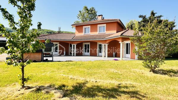 CELINE H IMMO et VINCENT PR IMMO  présente cette belle maison familiale sur terrain arboré de 1 900 m² environ.
MARCOLLIN (38270) – À 5 min de Beaurepaire, 25 min de Vienne et Chanas
située dans un environnement résidentiel calme et agréable, cette charmante maison familiale offre de beaux volumes et un cadre de vie idéal.

D’une superficie généreuse 140m2 environ, elle se compose de :
- 4 chambres spacieuses avec placard, dont une au rdc, parfaites pour accueillir toute la famille
- Un double séjour lumineux, offrant un bel espace de vie convivial
- Une cuisine fonctionnelle ouverte sur l’extérieur
- Un double garage avec accès direct à la maison
- Plusieurs ouvertures apportant une belle luminosité naturelle

À l’extérieur, vous profiterez d'une grande terrasse donnant sur un grand jardin arboré et entièrement plat, idéal pour les enfants, les réceptions en famille ou les moments de détente. Une grande piscine hors-sol complète cet espace extérieur agréable et bien entretenu.

La maison séduit par sa façade chaleureuse, son architecture harmonieuse et son terrain spacieux offrant de nombreuses possibilités d’aménagement.
✔ Chauffage au sol
✔ Portail motorisé
✔ Quartier calme
✔ Belle parcelle de terrain
✔ Idéal famille
✔ Stationnement facile
✔dépendance
Une maison fonctionnelle, lumineuse et prête à accueillir votre projet de vie.


Pour plus d’informations, contactez-nous dès maintenant.
📞 À visiter sans tarder. 7 / 7
Céline 07 49 42 74 26
Vincent 06 33 50 28 68