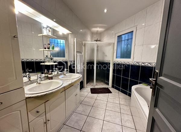 CELINE H IMMO et VINCENT PR IMMO  présente cette belle maison familiale sur terrain arboré de 1 900 m² environ.
MARCOLLIN (38270) – À 5 min de Beaurepaire, 25 min de Vienne et Chanas
située dans un environnement résidentiel calme et agréable, cette charmante maison familiale offre de beaux volumes et un cadre de vie idéal.

D’une superficie généreuse 140m2 environ, elle se compose de :
- 4 chambres spacieuses avec placard, dont une au rdc, parfaites pour accueillir toute la famille
- Un double séjour lumineux, offrant un bel espace de vie convivial
- Une cuisine fonctionnelle ouverte sur l’extérieur
- Un double garage avec accès direct à la maison
- Plusieurs ouvertures apportant une belle luminosité naturelle

À l’extérieur, vous profiterez d'une grande terrasse donnant sur un grand jardin arboré et entièrement plat, idéal pour les enfants, les réceptions en famille ou les moments de détente. Une grande piscine hors-sol complète cet espace extérieur agréable et bien entretenu.

La maison séduit par sa façade chaleureuse, son architecture harmonieuse et son terrain spacieux offrant de nombreuses possibilités d’aménagement.
✔ Chauffage au sol
✔ Portail motorisé
✔ Quartier calme
✔ Belle parcelle de terrain
✔ Idéal famille
✔ Stationnement facile
✔dépendance
Une maison fonctionnelle, lumineuse et prête à accueillir votre projet de vie.


Pour plus d’informations, contactez-nous dès maintenant.
📞 À visiter sans tarder. 7 / 7
Céline 07 49 42 74 26
Vincent 06 33 50 28 68