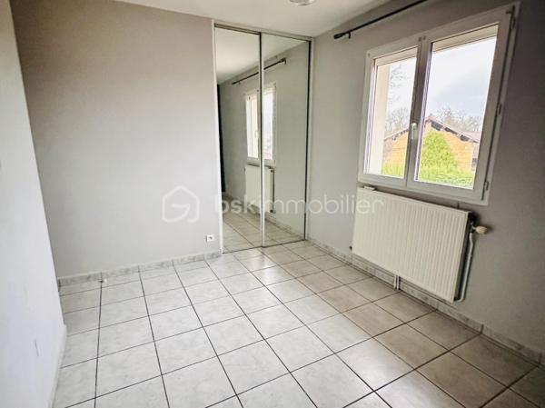 CELINE H IMMO et VINCENT PR IMMO  présente cette belle maison familiale sur terrain arboré de 1 900 m² environ.
MARCOLLIN (38270) – À 5 min de Beaurepaire, 25 min de Vienne et Chanas
située dans un environnement résidentiel calme et agréable, cette charmante maison familiale offre de beaux volumes et un cadre de vie idéal.

D’une superficie généreuse 140m2 environ, elle se compose de :
- 4 chambres spacieuses avec placard, dont une au rdc, parfaites pour accueillir toute la famille
- Un double séjour lumineux, offrant un bel espace de vie convivial
- Une cuisine fonctionnelle ouverte sur l’extérieur
- Un double garage avec accès direct à la maison
- Plusieurs ouvertures apportant une belle luminosité naturelle

À l’extérieur, vous profiterez d'une grande terrasse donnant sur un grand jardin arboré et entièrement plat, idéal pour les enfants, les réceptions en famille ou les moments de détente. Une grande piscine hors-sol complète cet espace extérieur agréable et bien entretenu.

La maison séduit par sa façade chaleureuse, son architecture harmonieuse et son terrain spacieux offrant de nombreuses possibilités d’aménagement.
✔ Chauffage au sol
✔ Portail motorisé
✔ Quartier calme
✔ Belle parcelle de terrain
✔ Idéal famille
✔ Stationnement facile
✔dépendance
Une maison fonctionnelle, lumineuse et prête à accueillir votre projet de vie.


Pour plus d’informations, contactez-nous dès maintenant.
📞 À visiter sans tarder. 7 / 7
Céline 07 49 42 74 26
Vincent 06 33 50 28 68