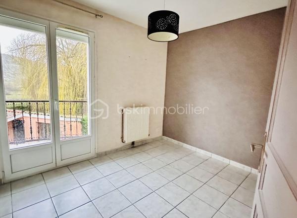 CELINE H IMMO et VINCENT PR IMMO  présente cette belle maison familiale sur terrain arboré de 1 900 m² environ.
MARCOLLIN (38270) – À 5 min de Beaurepaire, 25 min de Vienne et Chanas
située dans un environnement résidentiel calme et agréable, cette charmante maison familiale offre de beaux volumes et un cadre de vie idéal.

D’une superficie généreuse 140m2 environ, elle se compose de :
- 4 chambres spacieuses avec placard, dont une au rdc, parfaites pour accueillir toute la famille
- Un double séjour lumineux, offrant un bel espace de vie convivial
- Une cuisine fonctionnelle ouverte sur l’extérieur
- Un double garage avec accès direct à la maison
- Plusieurs ouvertures apportant une belle luminosité naturelle

À l’extérieur, vous profiterez d'une grande terrasse donnant sur un grand jardin arboré et entièrement plat, idéal pour les enfants, les réceptions en famille ou les moments de détente. Une grande piscine hors-sol complète cet espace extérieur agréable et bien entretenu.

La maison séduit par sa façade chaleureuse, son architecture harmonieuse et son terrain spacieux offrant de nombreuses possibilités d’aménagement.
✔ Chauffage au sol
✔ Portail motorisé
✔ Quartier calme
✔ Belle parcelle de terrain
✔ Idéal famille
✔ Stationnement facile
✔dépendance
Une maison fonctionnelle, lumineuse et prête à accueillir votre projet de vie.


Pour plus d’informations, contactez-nous dès maintenant.
📞 À visiter sans tarder. 7 / 7
Céline 07 49 42 74 26
Vincent 06 33 50 28 68