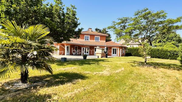 CELINE H IMMO et VINCENT PR IMMO  présente cette belle maison familiale sur terrain arboré de 1 900 m² environ.
MARCOLLIN (38270) – À 5 min de Beaurepaire, 25 min de Vienne et Chanas
située dans un environnement résidentiel calme et agréable, cette charmante maison familiale offre de beaux volumes et un cadre de vie idéal.

D’une superficie généreuse 140m2 environ, elle se compose de :
- 4 chambres spacieuses avec placard, dont une au rdc, parfaites pour accueillir toute la famille
- Un double séjour lumineux, offrant un bel espace de vie convivial
- Une cuisine fonctionnelle ouverte sur l’extérieur
- Un double garage avec accès direct à la maison
- Plusieurs ouvertures apportant une belle luminosité naturelle

À l’extérieur, vous profiterez d'une grande terrasse donnant sur un grand jardin arboré et entièrement plat, idéal pour les enfants, les réceptions en famille ou les moments de détente. Une grande piscine hors-sol complète cet espace extérieur agréable et bien entretenu.

La maison séduit par sa façade chaleureuse, son architecture harmonieuse et son terrain spacieux offrant de nombreuses possibilités d’aménagement.
✔ Chauffage au sol
✔ Portail motorisé
✔ Quartier calme
✔ Belle parcelle de terrain
✔ Idéal famille
✔ Stationnement facile
✔dépendance
Une maison fonctionnelle, lumineuse et prête à accueillir votre projet de vie.


Pour plus d’informations, contactez-nous dès maintenant.
📞 À visiter sans tarder. 7 / 7
Céline 07 49 42 74 26
Vincent 06 33 50 28 68