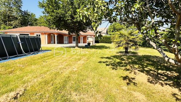 CELINE H IMMO et VINCENT PR IMMO  présente cette belle maison familiale sur terrain arboré de 1 900 m² environ.
MARCOLLIN (38270) – À 5 min de Beaurepaire, 25 min de Vienne et Chanas
située dans un environnement résidentiel calme et agréable, cette charmante maison familiale offre de beaux volumes et un cadre de vie idéal.

D’une superficie généreuse 140m2 environ, elle se compose de :
- 4 chambres spacieuses avec placard, dont une au rdc, parfaites pour accueillir toute la famille
- Un double séjour lumineux, offrant un bel espace de vie convivial
- Une cuisine fonctionnelle ouverte sur l’extérieur
- Un double garage avec accès direct à la maison
- Plusieurs ouvertures apportant une belle luminosité naturelle

À l’extérieur, vous profiterez d'une grande terrasse donnant sur un grand jardin arboré et entièrement plat, idéal pour les enfants, les réceptions en famille ou les moments de détente. Une grande piscine hors-sol complète cet espace extérieur agréable et bien entretenu.

La maison séduit par sa façade chaleureuse, son architecture harmonieuse et son terrain spacieux offrant de nombreuses possibilités d’aménagement.
✔ Chauffage au sol
✔ Portail motorisé
✔ Quartier calme
✔ Belle parcelle de terrain
✔ Idéal famille
✔ Stationnement facile
✔dépendance
Une maison fonctionnelle, lumineuse et prête à accueillir votre projet de vie.


Pour plus d’informations, contactez-nous dès maintenant.
📞 À visiter sans tarder. 7 / 7
Céline 07 49 42 74 26
Vincent 06 33 50 28 68