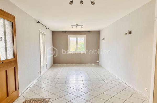 CELINE H IMMO et VINCENT PR IMMO  présente cette belle maison familiale sur terrain arboré de 1 900 m² environ.
MARCOLLIN (38270) – À 5 min de Beaurepaire, 25 min de Vienne et Chanas
située dans un environnement résidentiel calme et agréable, cette charmante maison familiale offre de beaux volumes et un cadre de vie idéal.

D’une superficie généreuse 140m2 environ, elle se compose de :
- 4 chambres spacieuses avec placard, dont une au rdc, parfaites pour accueillir toute la famille
- Un double séjour lumineux, offrant un bel espace de vie convivial
- Une cuisine fonctionnelle ouverte sur l’extérieur
- Un double garage avec accès direct à la maison
- Plusieurs ouvertures apportant une belle luminosité naturelle

À l’extérieur, vous profiterez d'une grande terrasse donnant sur un grand jardin arboré et entièrement plat, idéal pour les enfants, les réceptions en famille ou les moments de détente. Une grande piscine hors-sol complète cet espace extérieur agréable et bien entretenu.

La maison séduit par sa façade chaleureuse, son architecture harmonieuse et son terrain spacieux offrant de nombreuses possibilités d’aménagement.
✔ Chauffage au sol
✔ Portail motorisé
✔ Quartier calme
✔ Belle parcelle de terrain
✔ Idéal famille
✔ Stationnement facile
✔dépendance
Une maison fonctionnelle, lumineuse et prête à accueillir votre projet de vie.


Pour plus d’informations, contactez-nous dès maintenant.
📞 À visiter sans tarder. 7 / 7
Céline 07 49 42 74 26
Vincent 06 33 50 28 68