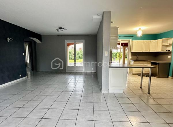 CELINE H IMMO et VINCENT PR IMMO  présente cette belle maison familiale sur terrain arboré de 1 900 m² environ.
MARCOLLIN (38270) – À 5 min de Beaurepaire, 25 min de Vienne et Chanas
située dans un environnement résidentiel calme et agréable, cette charmante maison familiale offre de beaux volumes et un cadre de vie idéal.

D’une superficie généreuse 140m2 environ, elle se compose de :
- 4 chambres spacieuses avec placard, dont une au rdc, parfaites pour accueillir toute la famille
- Un double séjour lumineux, offrant un bel espace de vie convivial
- Une cuisine fonctionnelle ouverte sur l’extérieur
- Un double garage avec accès direct à la maison
- Plusieurs ouvertures apportant une belle luminosité naturelle

À l’extérieur, vous profiterez d'une grande terrasse donnant sur un grand jardin arboré et entièrement plat, idéal pour les enfants, les réceptions en famille ou les moments de détente. Une grande piscine hors-sol complète cet espace extérieur agréable et bien entretenu.

La maison séduit par sa façade chaleureuse, son architecture harmonieuse et son terrain spacieux offrant de nombreuses possibilités d’aménagement.
✔ Chauffage au sol
✔ Portail motorisé
✔ Quartier calme
✔ Belle parcelle de terrain
✔ Idéal famille
✔ Stationnement facile
✔dépendance
Une maison fonctionnelle, lumineuse et prête à accueillir votre projet de vie.


Pour plus d’informations, contactez-nous dès maintenant.
📞 À visiter sans tarder. 7 / 7
Céline 07 49 42 74 26
Vincent 06 33 50 28 68