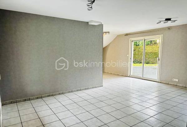CELINE H IMMO et VINCENT PR IMMO  présente cette belle maison familiale sur terrain arboré de 1 900 m² environ.
MARCOLLIN (38270) – À 5 min de Beaurepaire, 25 min de Vienne et Chanas
située dans un environnement résidentiel calme et agréable, cette charmante maison familiale offre de beaux volumes et un cadre de vie idéal.

D’une superficie généreuse 140m2 environ, elle se compose de :
- 4 chambres spacieuses avec placard, dont une au rdc, parfaites pour accueillir toute la famille
- Un double séjour lumineux, offrant un bel espace de vie convivial
- Une cuisine fonctionnelle ouverte sur l’extérieur
- Un double garage avec accès direct à la maison
- Plusieurs ouvertures apportant une belle luminosité naturelle

À l’extérieur, vous profiterez d'une grande terrasse donnant sur un grand jardin arboré et entièrement plat, idéal pour les enfants, les réceptions en famille ou les moments de détente. Une grande piscine hors-sol complète cet espace extérieur agréable et bien entretenu.

La maison séduit par sa façade chaleureuse, son architecture harmonieuse et son terrain spacieux offrant de nombreuses possibilités d’aménagement.
✔ Chauffage au sol
✔ Portail motorisé
✔ Quartier calme
✔ Belle parcelle de terrain
✔ Idéal famille
✔ Stationnement facile
✔dépendance
Une maison fonctionnelle, lumineuse et prête à accueillir votre projet de vie.


Pour plus d’informations, contactez-nous dès maintenant.
📞 À visiter sans tarder. 7 / 7
Céline 07 49 42 74 26
Vincent 06 33 50 28 68