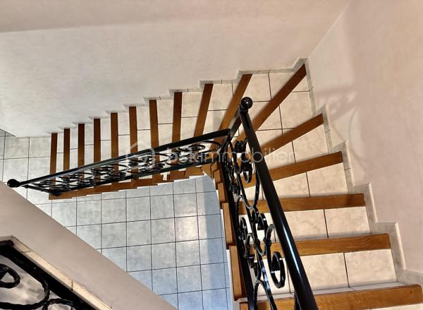 CELINE H IMMO et VINCENT PR IMMO  présente cette belle maison familiale sur terrain arboré de 1 900 m² environ.
MARCOLLIN (38270) – À 5 min de Beaurepaire, 25 min de Vienne et Chanas
située dans un environnement résidentiel calme et agréable, cette charmante maison familiale offre de beaux volumes et un cadre de vie idéal.

D’une superficie généreuse 140m2 environ, elle se compose de :
- 4 chambres spacieuses avec placard, dont une au rdc, parfaites pour accueillir toute la famille
- Un double séjour lumineux, offrant un bel espace de vie convivial
- Une cuisine fonctionnelle ouverte sur l’extérieur
- Un double garage avec accès direct à la maison
- Plusieurs ouvertures apportant une belle luminosité naturelle

À l’extérieur, vous profiterez d'une grande terrasse donnant sur un grand jardin arboré et entièrement plat, idéal pour les enfants, les réceptions en famille ou les moments de détente. Une grande piscine hors-sol complète cet espace extérieur agréable et bien entretenu.

La maison séduit par sa façade chaleureuse, son architecture harmonieuse et son terrain spacieux offrant de nombreuses possibilités d’aménagement.
✔ Chauffage au sol
✔ Portail motorisé
✔ Quartier calme
✔ Belle parcelle de terrain
✔ Idéal famille
✔ Stationnement facile
✔dépendance
Une maison fonctionnelle, lumineuse et prête à accueillir votre projet de vie.


Pour plus d’informations, contactez-nous dès maintenant.
📞 À visiter sans tarder. 7 / 7
Céline 07 49 42 74 26
Vincent 06 33 50 28 68