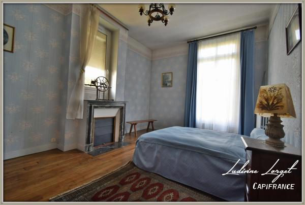 Corps de ferme avec Maison bourgeoise à vendre - Au nord de Soissons (02 Aisne) (14km) – maison de 335 m² hb-6 chambres - Dépendances - Garages – Hangars- Idéal entrepreneur-Artisan - Terrain 1.18ha