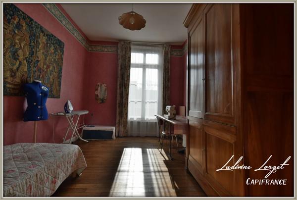 Corps de ferme avec Maison bourgeoise à vendre - Au nord de Soissons (02 Aisne) (14km) – maison de 335 m² hb-6 chambres - Dépendances - Garages – Hangars- Idéal entrepreneur-Artisan - Terrain 1.18ha