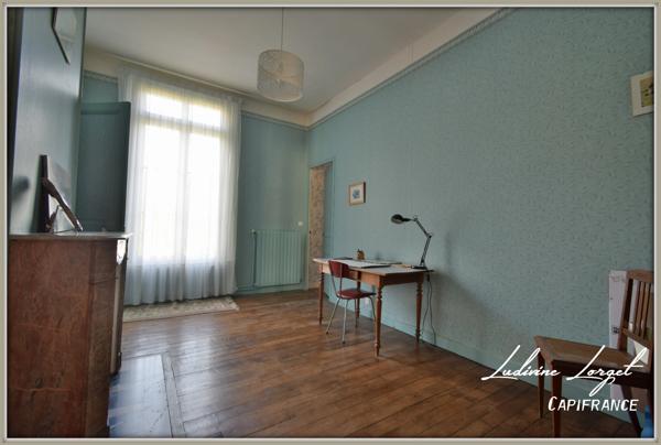 Corps de ferme avec Maison bourgeoise à vendre - Au nord de Soissons (02 Aisne) (14km) – maison de 335 m² hb-6 chambres - Dépendances - Garages – Hangars- Idéal entrepreneur-Artisan - Terrain 1.18ha