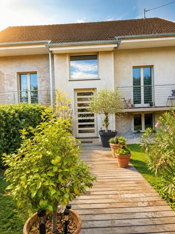 Vous recherchez une grande maison familiale alliant confort, espace et proximité immédiate des commodités ?

Découvrez cette magnifique maison entièrement rénovée, idéalement située en plein cœur de Bonneville, à quelques minutes à pied des écoles, commerces, transports et services.

Dès l'entrée, vous serez séduits par ses beaux volumes et sa luminosité. Avec ses 190 m² habitables, elle offre un cadre de vie privilégié pour une famille souhaitant conjuguer espace intérieur et qualité de vie extérieure.

✔ Grande pièce de vie lumineuse et conviviale
✔ Cuisine moderne aménagée et équipée
✔ 5 chambres
✔ 3 salles de bains
✔ Nombreux espaces de rangement
✔ Double garage

À l'extérieur, profitez d'un magnifique terrain clos et arboré de 1 100 m², entièrement plat et piscinable, offrant de multiples possibilités d'aménagement pour les enfants, les loisirs ou la création d'un espace détente.

Un bien rare sur le secteur, réunissant les avantages d'une maison familiale spacieuse avec un grand jardin, tout en bénéficiant de l'emplacement privilégié du centre-ville.