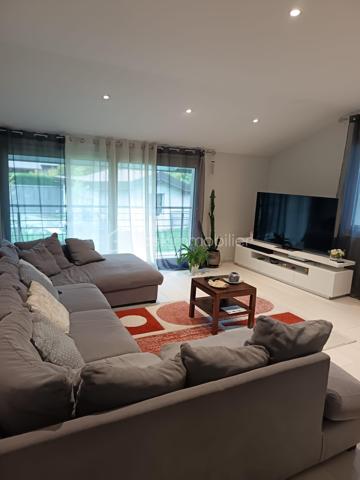 Vous recherchez une grande maison familiale alliant confort, espace et proximité immédiate des commodités ?

Découvrez cette magnifique maison entièrement rénovée, idéalement située en plein cœur de Bonneville, à quelques minutes à pied des écoles, commerces, transports et services.

Dès l'entrée, vous serez séduits par ses beaux volumes et sa luminosité. Avec ses 190 m² habitables, elle offre un cadre de vie privilégié pour une famille souhaitant conjuguer espace intérieur et qualité de vie extérieure.

✔ Grande pièce de vie lumineuse et conviviale
✔ Cuisine moderne aménagée et équipée
✔ 5 chambres
✔ 3 salles de bains
✔ Nombreux espaces de rangement
✔ Double garage

À l'extérieur, profitez d'un magnifique terrain clos et arboré de 1 100 m², entièrement plat et piscinable, offrant de multiples possibilités d'aménagement pour les enfants, les loisirs ou la création d'un espace détente.

Un bien rare sur le secteur, réunissant les avantages d'une maison familiale spacieuse avec un grand jardin, tout en bénéficiant de l'emplacement privilégié du centre-ville.
