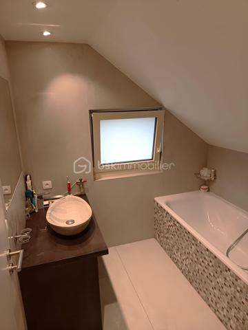 Vous recherchez une grande maison familiale alliant confort, espace et proximité immédiate des commodités ?

Découvrez cette magnifique maison entièrement rénovée, idéalement située en plein cœur de Bonneville, à quelques minutes à pied des écoles, commerces, transports et services.

Dès l'entrée, vous serez séduits par ses beaux volumes et sa luminosité. Avec ses 190 m² habitables, elle offre un cadre de vie privilégié pour une famille souhaitant conjuguer espace intérieur et qualité de vie extérieure.

✔ Grande pièce de vie lumineuse et conviviale
✔ Cuisine moderne aménagée et équipée
✔ 5 chambres
✔ 3 salles de bains
✔ Nombreux espaces de rangement
✔ Double garage

À l'extérieur, profitez d'un magnifique terrain clos et arboré de 1 100 m², entièrement plat et piscinable, offrant de multiples possibilités d'aménagement pour les enfants, les loisirs ou la création d'un espace détente.

Un bien rare sur le secteur, réunissant les avantages d'une maison familiale spacieuse avec un grand jardin, tout en bénéficiant de l'emplacement privilégié du centre-ville.