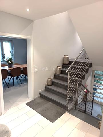Vous recherchez une grande maison familiale alliant confort, espace et proximité immédiate des commodités ?

Découvrez cette magnifique maison entièrement rénovée, idéalement située en plein cœur de Bonneville, à quelques minutes à pied des écoles, commerces, transports et services.

Dès l'entrée, vous serez séduits par ses beaux volumes et sa luminosité. Avec ses 190 m² habitables, elle offre un cadre de vie privilégié pour une famille souhaitant conjuguer espace intérieur et qualité de vie extérieure.

✔ Grande pièce de vie lumineuse et conviviale
✔ Cuisine moderne aménagée et équipée
✔ 5 chambres
✔ 3 salles de bains
✔ Nombreux espaces de rangement
✔ Double garage

À l'extérieur, profitez d'un magnifique terrain clos et arboré de 1 100 m², entièrement plat et piscinable, offrant de multiples possibilités d'aménagement pour les enfants, les loisirs ou la création d'un espace détente.

Un bien rare sur le secteur, réunissant les avantages d'une maison familiale spacieuse avec un grand jardin, tout en bénéficiant de l'emplacement privilégié du centre-ville.