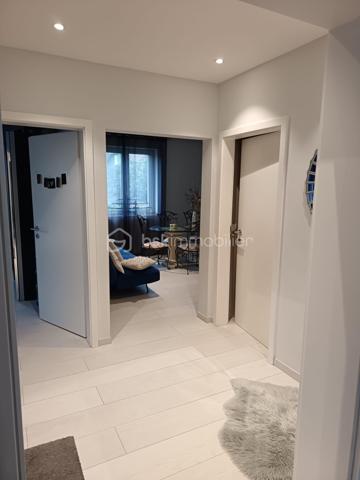 Vous recherchez une grande maison familiale alliant confort, espace et proximité immédiate des commodités ?

Découvrez cette magnifique maison entièrement rénovée, idéalement située en plein cœur de Bonneville, à quelques minutes à pied des écoles, commerces, transports et services.

Dès l'entrée, vous serez séduits par ses beaux volumes et sa luminosité. Avec ses 190 m² habitables, elle offre un cadre de vie privilégié pour une famille souhaitant conjuguer espace intérieur et qualité de vie extérieure.

✔ Grande pièce de vie lumineuse et conviviale
✔ Cuisine moderne aménagée et équipée
✔ 5 chambres
✔ 3 salles de bains
✔ Nombreux espaces de rangement
✔ Double garage

À l'extérieur, profitez d'un magnifique terrain clos et arboré de 1 100 m², entièrement plat et piscinable, offrant de multiples possibilités d'aménagement pour les enfants, les loisirs ou la création d'un espace détente.

Un bien rare sur le secteur, réunissant les avantages d'une maison familiale spacieuse avec un grand jardin, tout en bénéficiant de l'emplacement privilégié du centre-ville.