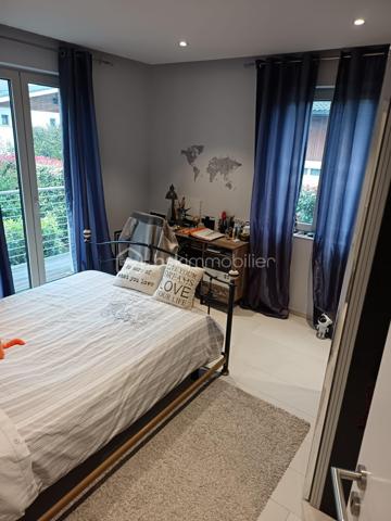 Vous recherchez une grande maison familiale alliant confort, espace et proximité immédiate des commodités ?

Découvrez cette magnifique maison entièrement rénovée, idéalement située en plein cœur de Bonneville, à quelques minutes à pied des écoles, commerces, transports et services.

Dès l'entrée, vous serez séduits par ses beaux volumes et sa luminosité. Avec ses 190 m² habitables, elle offre un cadre de vie privilégié pour une famille souhaitant conjuguer espace intérieur et qualité de vie extérieure.

✔ Grande pièce de vie lumineuse et conviviale
✔ Cuisine moderne aménagée et équipée
✔ 5 chambres
✔ 3 salles de bains
✔ Nombreux espaces de rangement
✔ Double garage

À l'extérieur, profitez d'un magnifique terrain clos et arboré de 1 100 m², entièrement plat et piscinable, offrant de multiples possibilités d'aménagement pour les enfants, les loisirs ou la création d'un espace détente.

Un bien rare sur le secteur, réunissant les avantages d'une maison familiale spacieuse avec un grand jardin, tout en bénéficiant de l'emplacement privilégié du centre-ville.