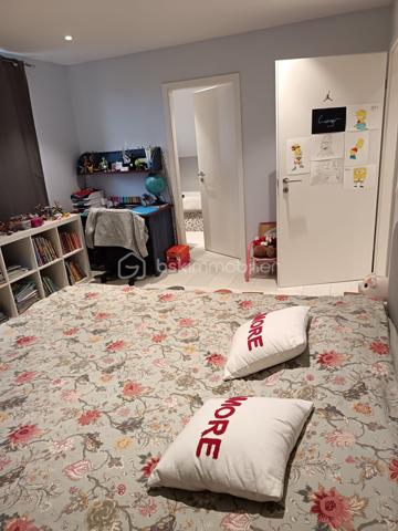 Vous recherchez une grande maison familiale alliant confort, espace et proximité immédiate des commodités ?

Découvrez cette magnifique maison entièrement rénovée, idéalement située en plein cœur de Bonneville, à quelques minutes à pied des écoles, commerces, transports et services.

Dès l'entrée, vous serez séduits par ses beaux volumes et sa luminosité. Avec ses 190 m² habitables, elle offre un cadre de vie privilégié pour une famille souhaitant conjuguer espace intérieur et qualité de vie extérieure.

✔ Grande pièce de vie lumineuse et conviviale
✔ Cuisine moderne aménagée et équipée
✔ 5 chambres
✔ 3 salles de bains
✔ Nombreux espaces de rangement
✔ Double garage

À l'extérieur, profitez d'un magnifique terrain clos et arboré de 1 100 m², entièrement plat et piscinable, offrant de multiples possibilités d'aménagement pour les enfants, les loisirs ou la création d'un espace détente.

Un bien rare sur le secteur, réunissant les avantages d'une maison familiale spacieuse avec un grand jardin, tout en bénéficiant de l'emplacement privilégié du centre-ville.