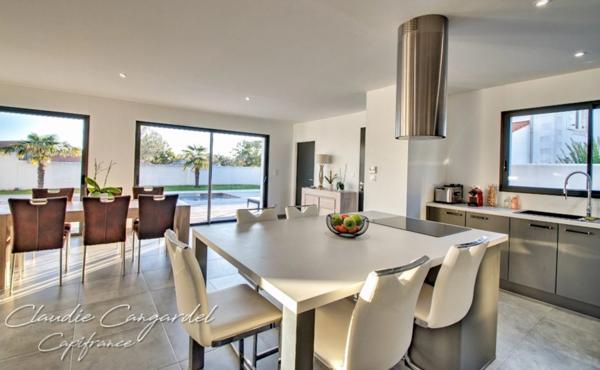 Dpt Charente Maritime (17), à vendre proche de LA ROCHELLE maison P7 de 153,7 m² - Terrain de 568,00 m² - Plain pied