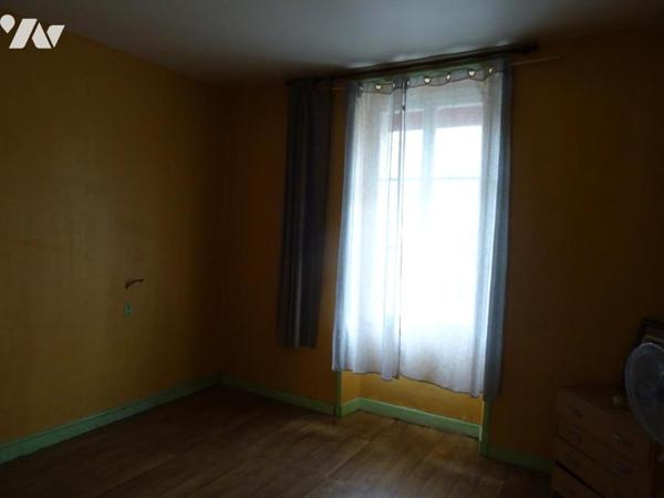 MURS LOCAL COMMERCIAL A VENDRE A LAVAL (53000) BAR + PRESSE